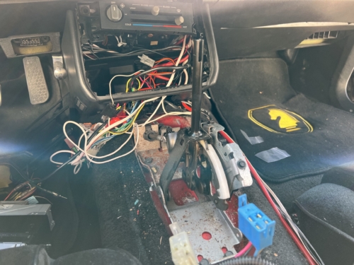 Ausbau der Konsole und sortieren der ganzen Kabel für Radio, Lüftung, etc.