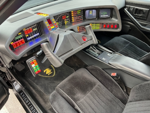 Die originale 89er Mittelkonsole, hier sieht man schön, dass das Dashboard bisher in der Luft hing.